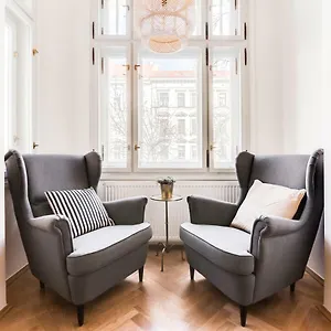 Trendy Local Apartament